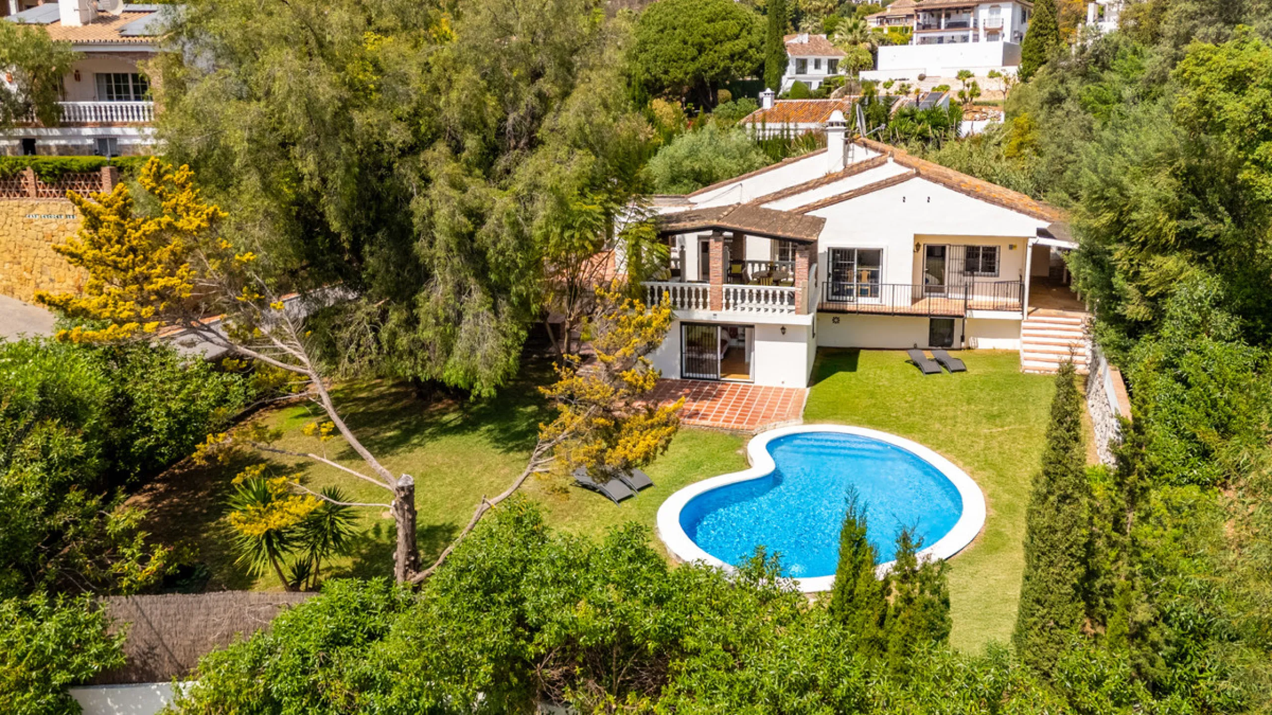 Nestled in the peaceful and well-established neighborhood of El Rosario, this charming villa offers a warm and inviting atmosphere, ideal for those seeking comfort and privacy. Set on a generous plot of 1,343 square meters, the property features four bedr