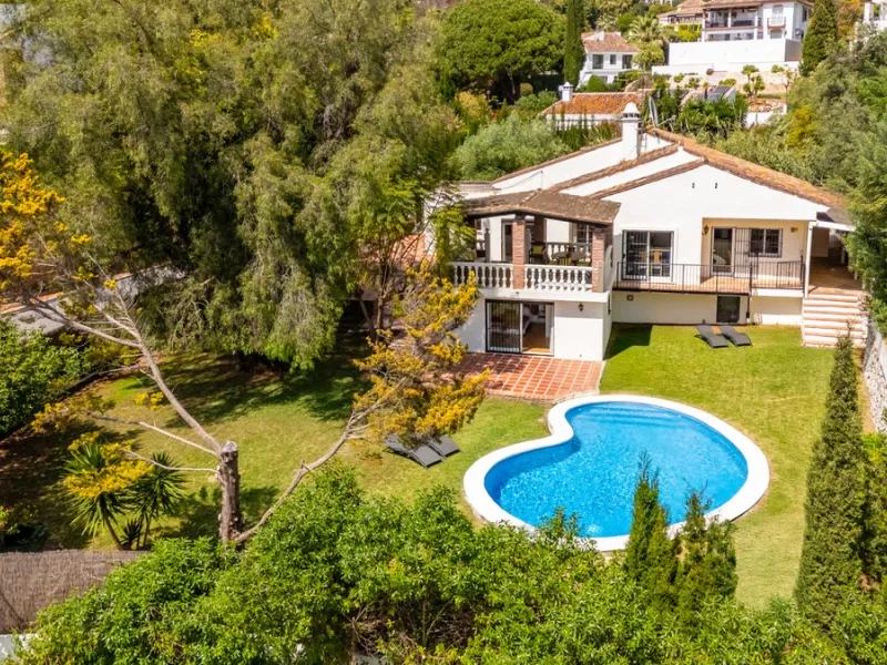 Nestled in the peaceful and well-established neighborhood of El Rosario, this charming villa offers a warm and inviting atmosphere, ideal for those seeking comfort and privacy. Set on a generous plot of 1,343 square meters, the property features four bedr