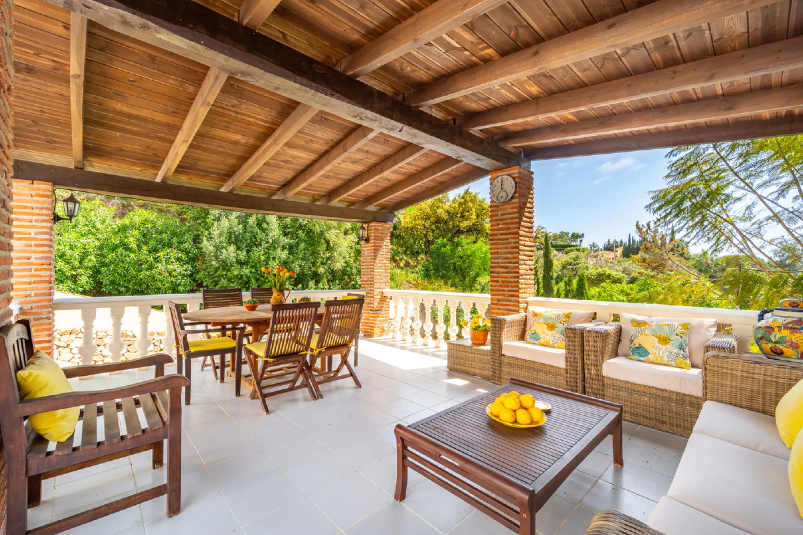 Nestled in the peaceful and well-established neighborhood of El Rosario, this charming villa offers a warm and inviting atmosphere, ideal for those seeking comfort and privacy. Set on a generous plot of 1,343 square meters, the property features four bedr