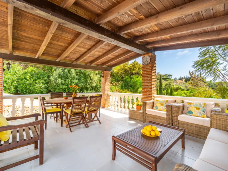 Nestled in the peaceful and well-established neighborhood of El Rosario, this charming villa offers a warm and inviting atmosphere, ideal for those seeking comfort and privacy. Set on a generous plot of 1,343 square meters, the property features four bedr