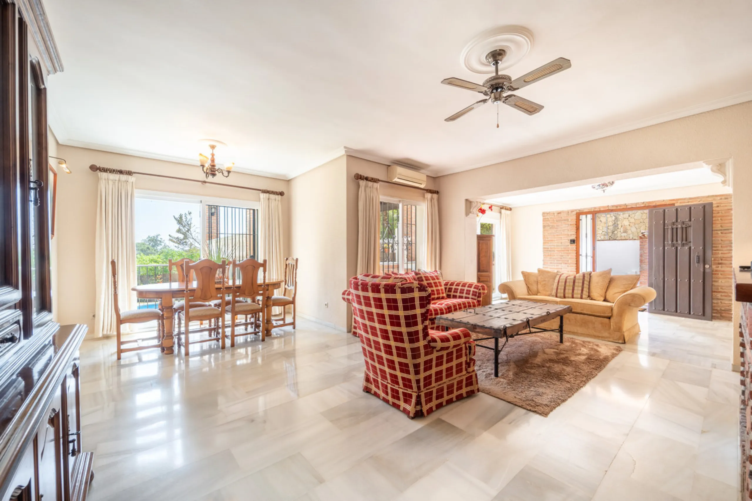 Nestled in the peaceful and well-established neighborhood of El Rosario, this charming villa offers a warm and inviting atmosphere, ideal for those seeking comfort and privacy. Set on a generous plot of 1,343 square meters, the property features four bedr