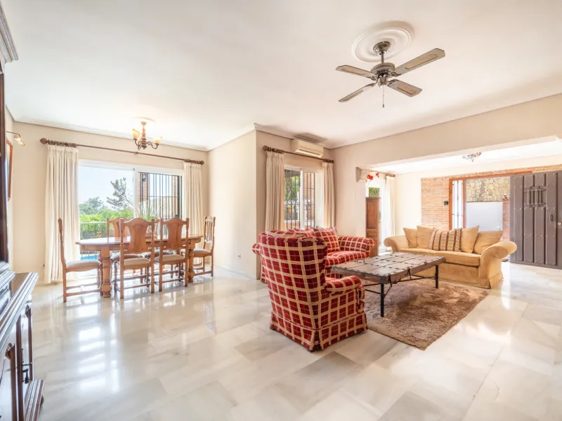 Nestled in the peaceful and well-established neighborhood of El Rosario, this charming villa offers a warm and inviting atmosphere, ideal for those seeking comfort and privacy. Set on a generous plot of 1,343 square meters, the property features four bedr