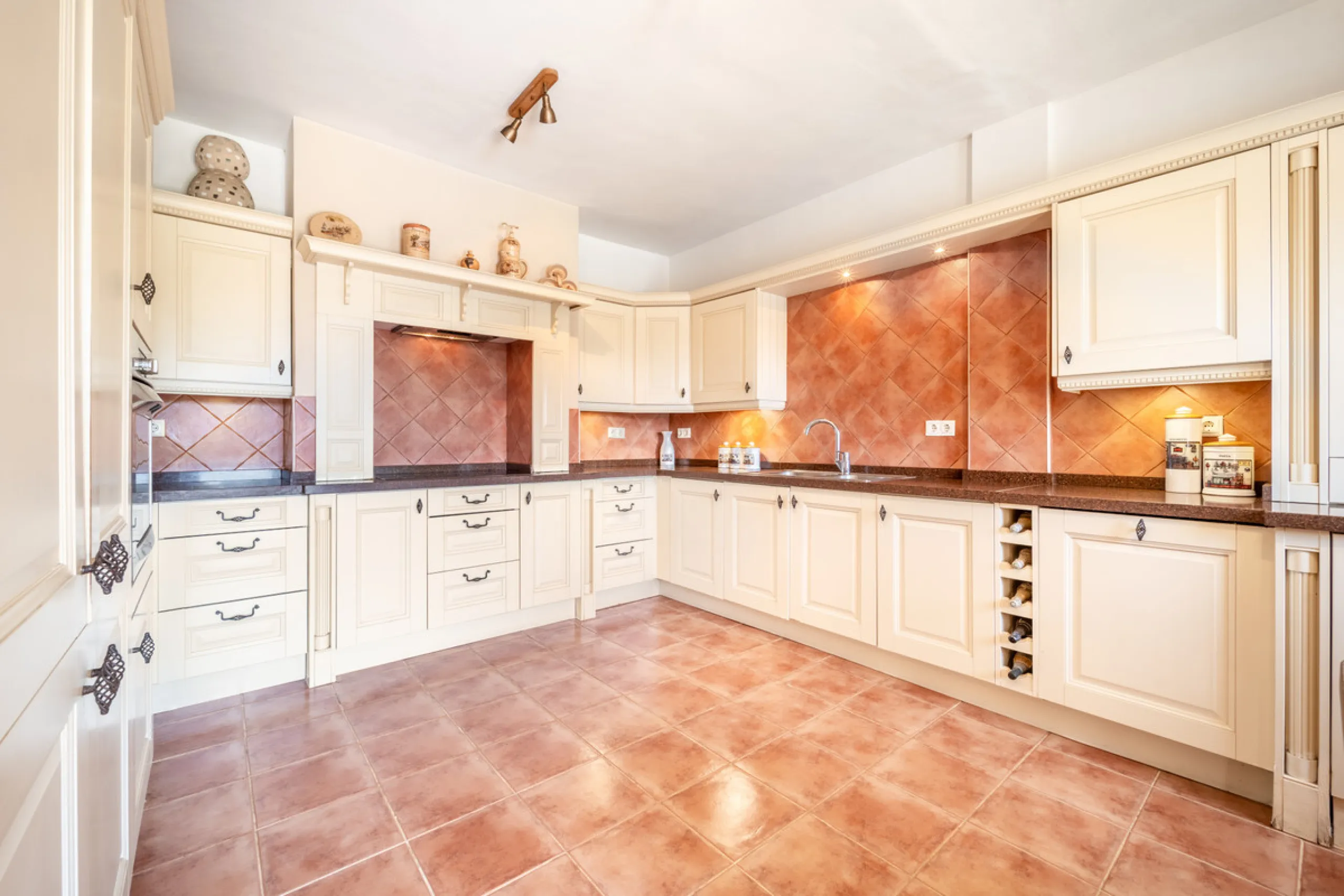 Nestled in the peaceful and well-established neighborhood of El Rosario, this charming villa offers a warm and inviting atmosphere, ideal for those seeking comfort and privacy. Set on a generous plot of 1,343 square meters, the property features four bedr
