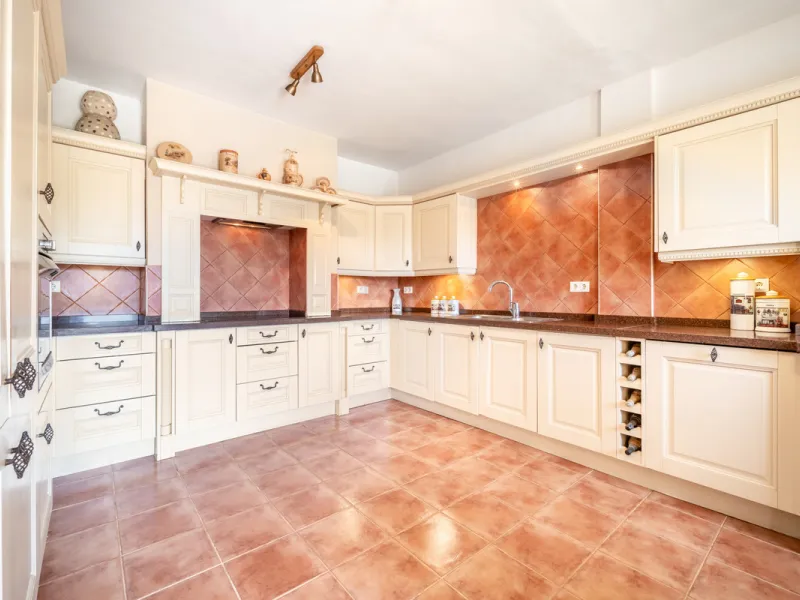 Nestled in the peaceful and well-established neighborhood of El Rosario, this charming villa offers a warm and inviting atmosphere, ideal for those seeking comfort and privacy. Set on a generous plot of 1,343 square meters, the property features four bedr