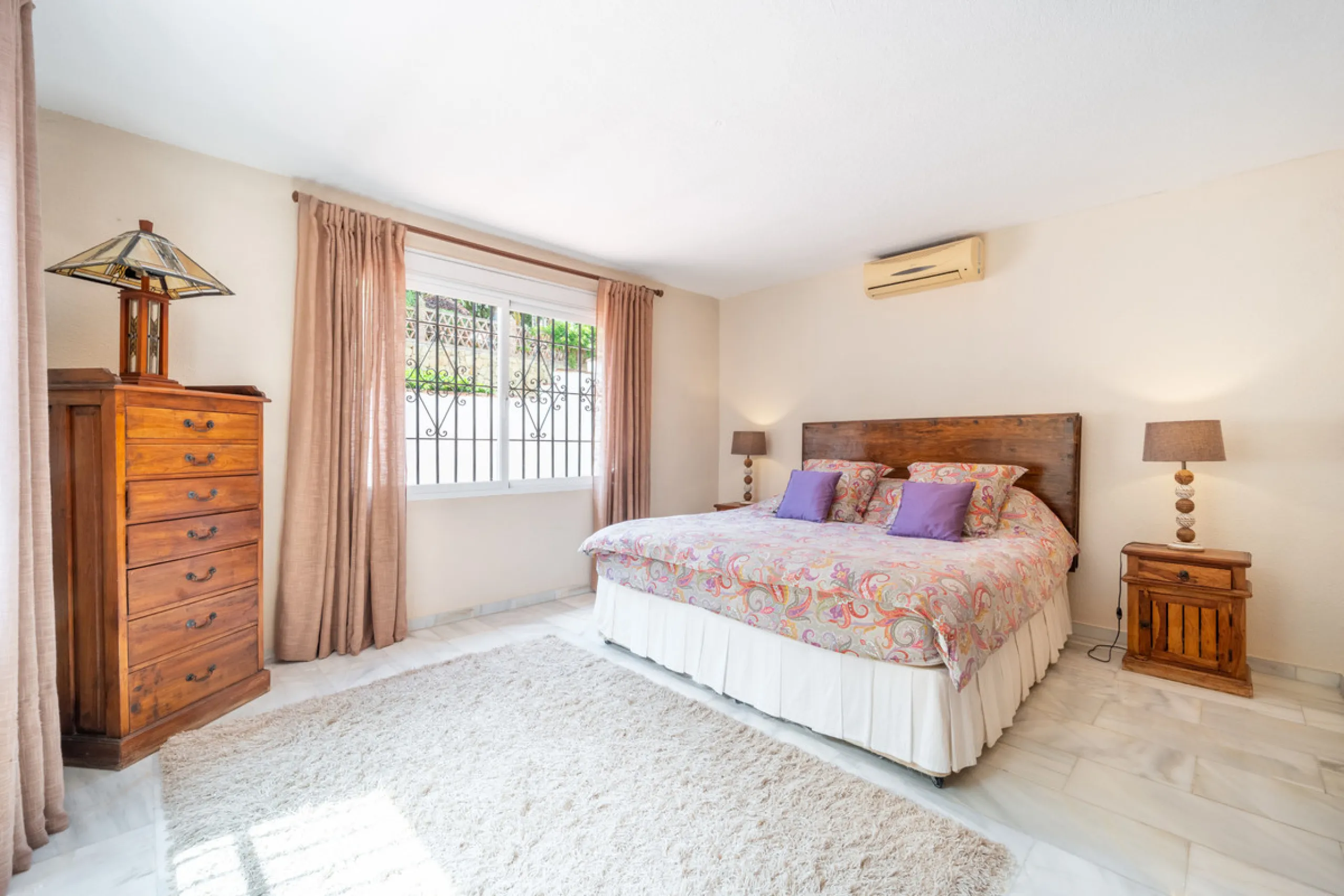 Nestled in the peaceful and well-established neighborhood of El Rosario, this charming villa offers a warm and inviting atmosphere, ideal for those seeking comfort and privacy. Set on a generous plot of 1,343 square meters, the property features four bedr