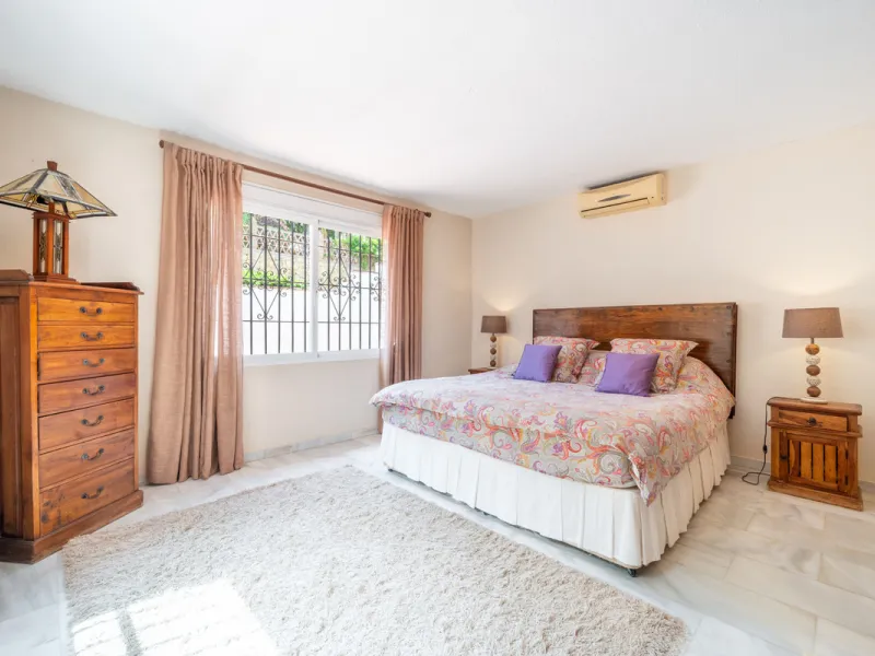 Nestled in the peaceful and well-established neighborhood of El Rosario, this charming villa offers a warm and inviting atmosphere, ideal for those seeking comfort and privacy. Set on a generous plot of 1,343 square meters, the property features four bedr