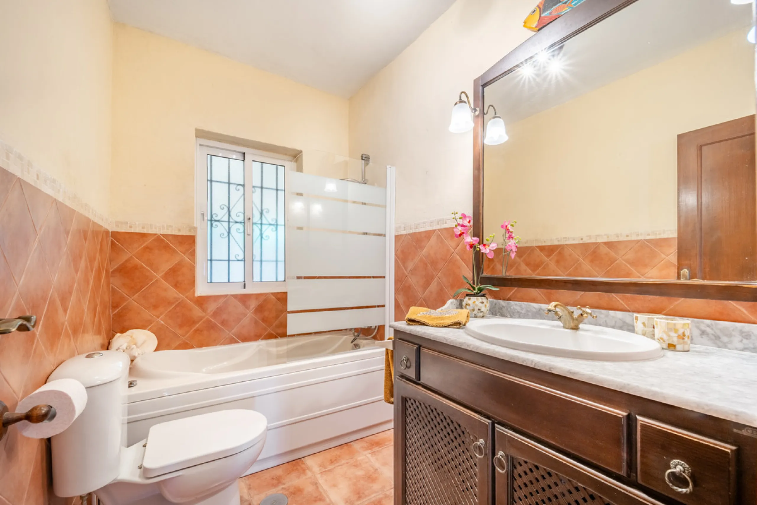 Nestled in the peaceful and well-established neighborhood of El Rosario, this charming villa offers a warm and inviting atmosphere, ideal for those seeking comfort and privacy. Set on a generous plot of 1,343 square meters, the property features four bedr