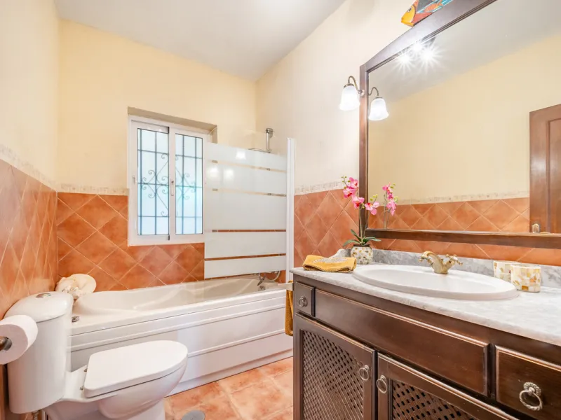 Nestled in the peaceful and well-established neighborhood of El Rosario, this charming villa offers a warm and inviting atmosphere, ideal for those seeking comfort and privacy. Set on a generous plot of 1,343 square meters, the property features four bedr