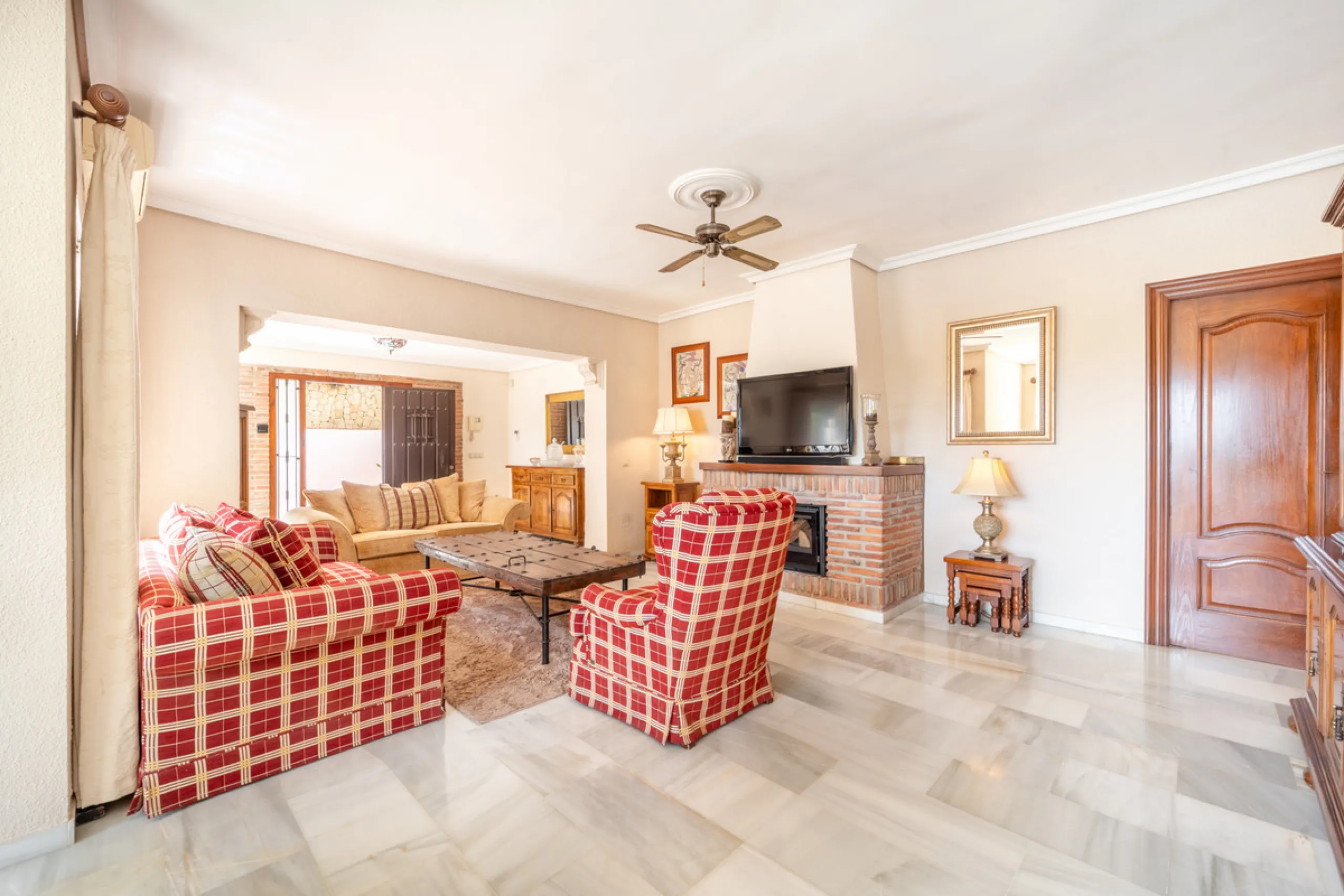 Nestled in the peaceful and well-established neighborhood of El Rosario, this charming villa offers a warm and inviting atmosphere, ideal for those seeking comfort and privacy. Set on a generous plot of 1,343 square meters, the property features four bedr