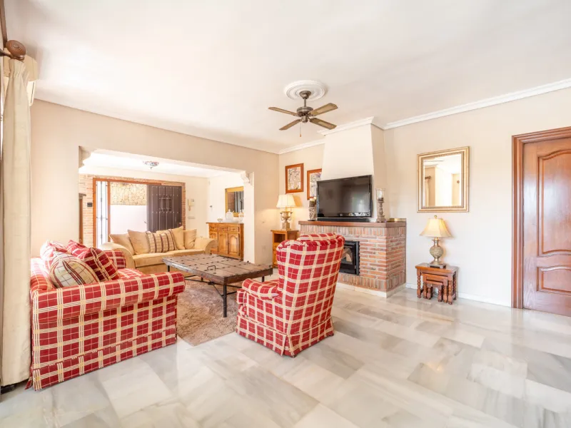 Nestled in the peaceful and well-established neighborhood of El Rosario, this charming villa offers a warm and inviting atmosphere, ideal for those seeking comfort and privacy. Set on a generous plot of 1,343 square meters, the property features four bedr