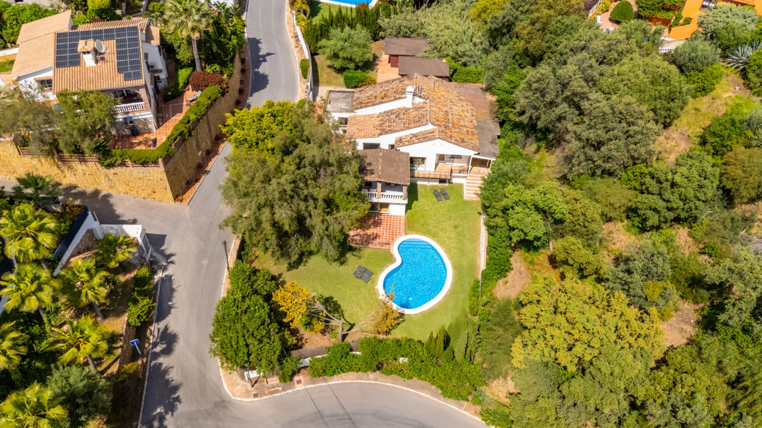 Nestled in the peaceful and well-established neighborhood of El Rosario, this charming villa offers a warm and inviting atmosphere, ideal for those seeking comfort and privacy. Set on a generous plot of 1,343 square meters, the property features four bedr