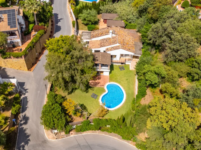 Nestled in the peaceful and well-established neighborhood of El Rosario, this charming villa offers a warm and inviting atmosphere, ideal for those seeking comfort and privacy. Set on a generous plot of 1,343 square meters, the property features four bedr