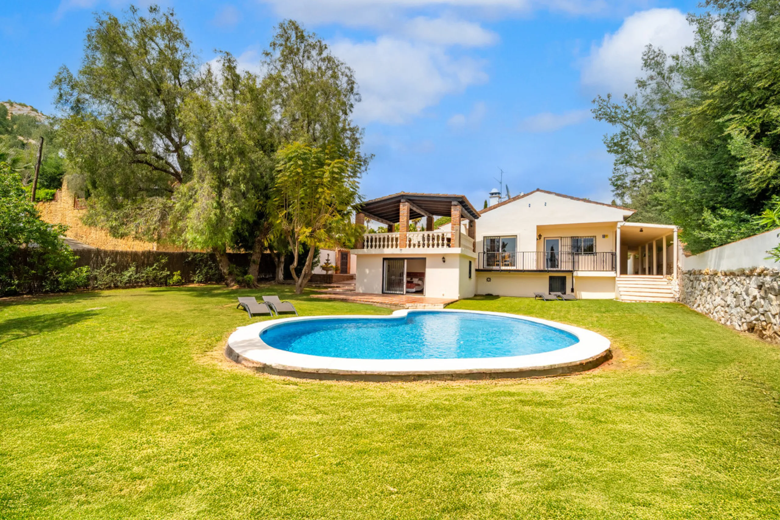 Nestled in the peaceful and well-established neighborhood of El Rosario, this charming villa offers a warm and inviting atmosphere, ideal for those seeking comfort and privacy. Set on a generous plot of 1,343 square meters, the property features four bedr