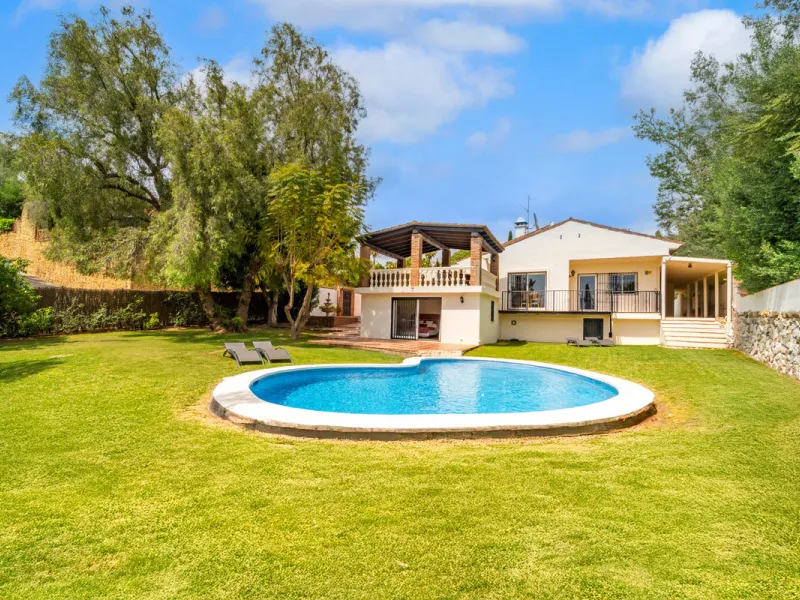Nestled in the peaceful and well-established neighborhood of El Rosario, this charming villa offers a warm and inviting atmosphere, ideal for those seeking comfort and privacy. Set on a generous plot of 1,343 square meters, the property features four bedr