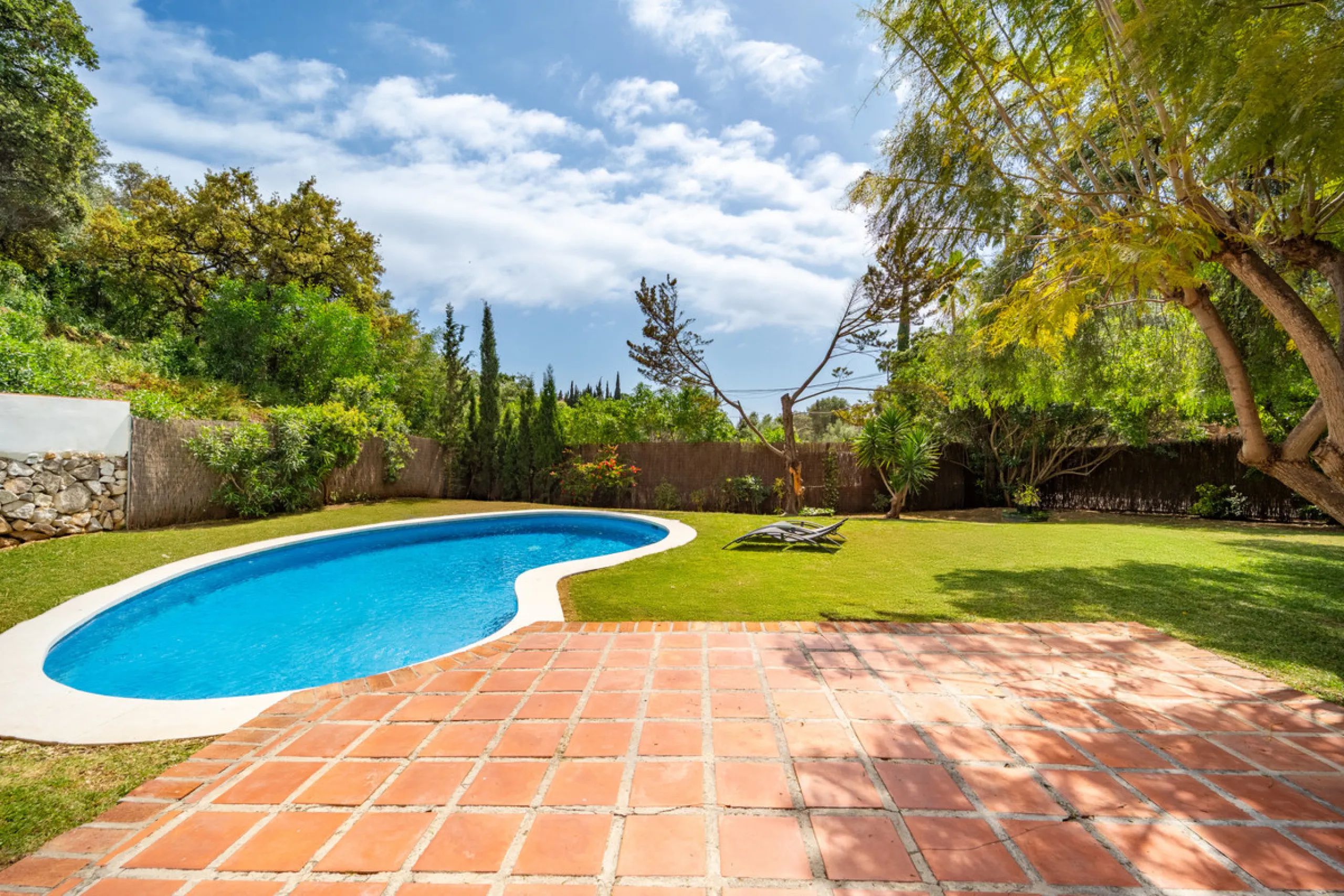 Nestled in the peaceful and well-established neighborhood of El Rosario, this charming villa offers a warm and inviting atmosphere, ideal for those seeking comfort and privacy. Set on a generous plot of 1,343 square meters, the property features four bedr