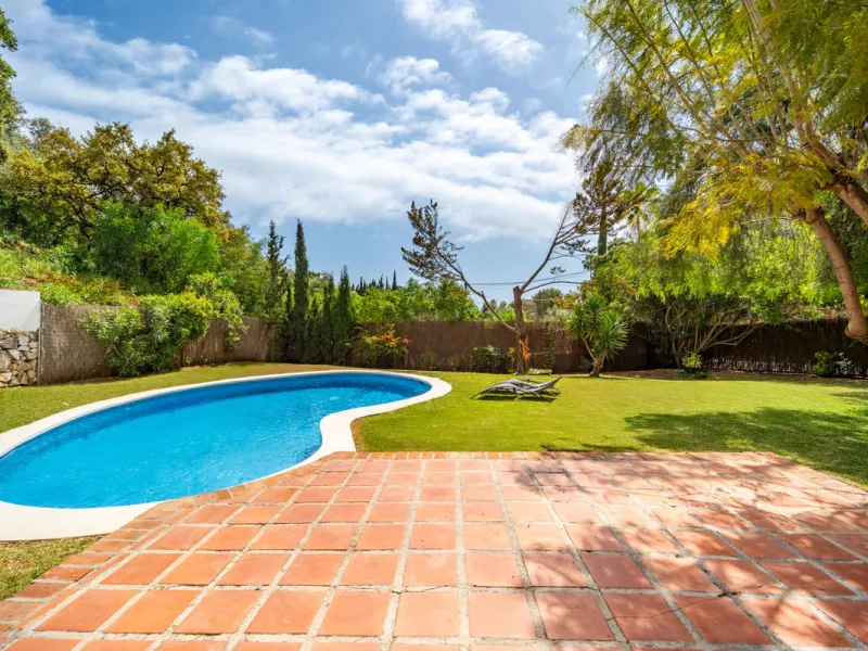Nestled in the peaceful and well-established neighborhood of El Rosario, this charming villa offers a warm and inviting atmosphere, ideal for those seeking comfort and privacy. Set on a generous plot of 1,343 square meters, the property features four bedr