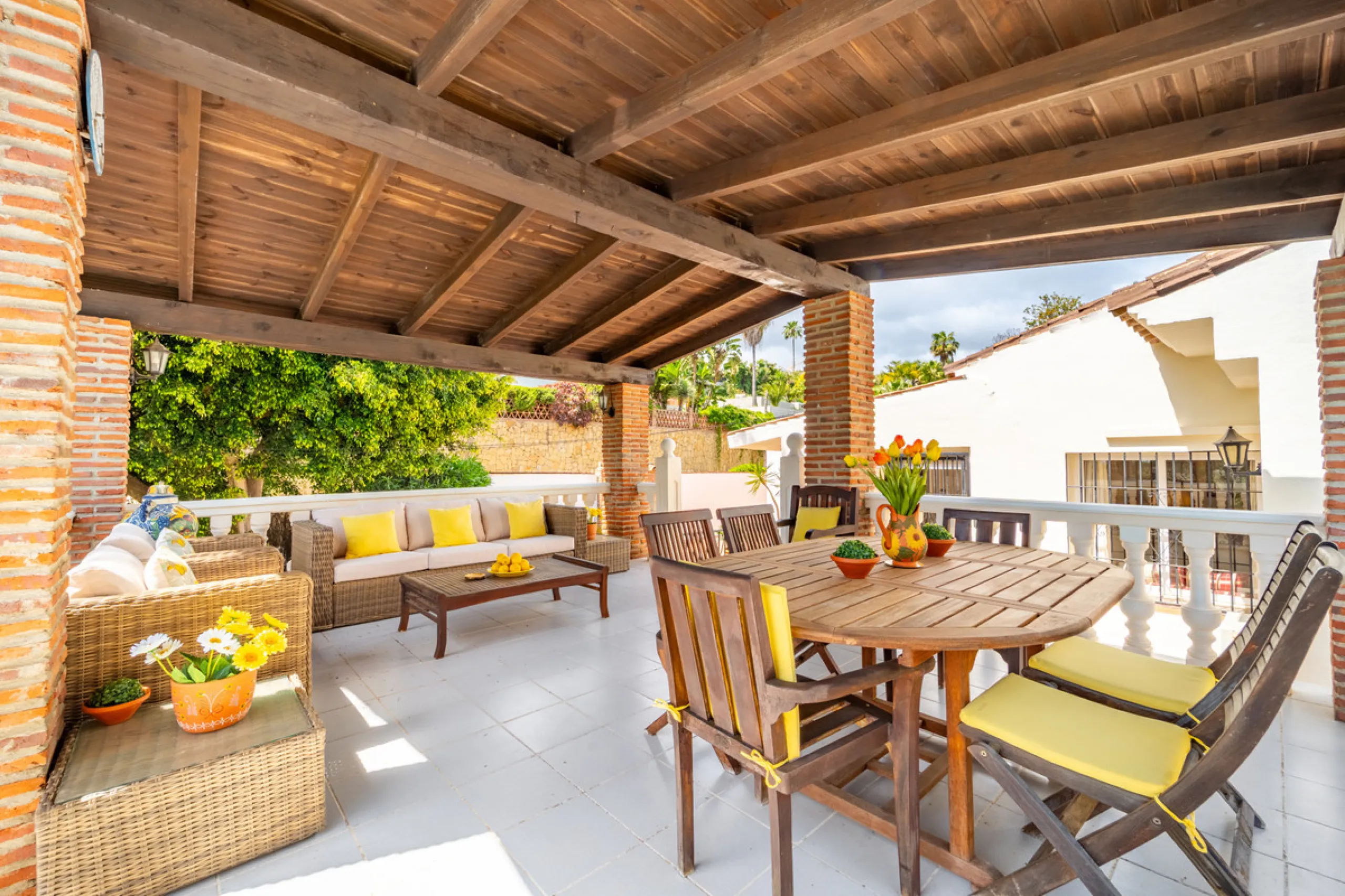 Nestled in the peaceful and well-established neighborhood of El Rosario, this charming villa offers a warm and inviting atmosphere, ideal for those seeking comfort and privacy. Set on a generous plot of 1,343 square meters, the property features four bedr
