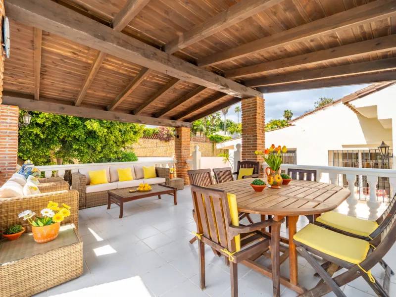 Nestled in the peaceful and well-established neighborhood of El Rosario, this charming villa offers a warm and inviting atmosphere, ideal for those seeking comfort and privacy. Set on a generous plot of 1,343 square meters, the property features four bedr