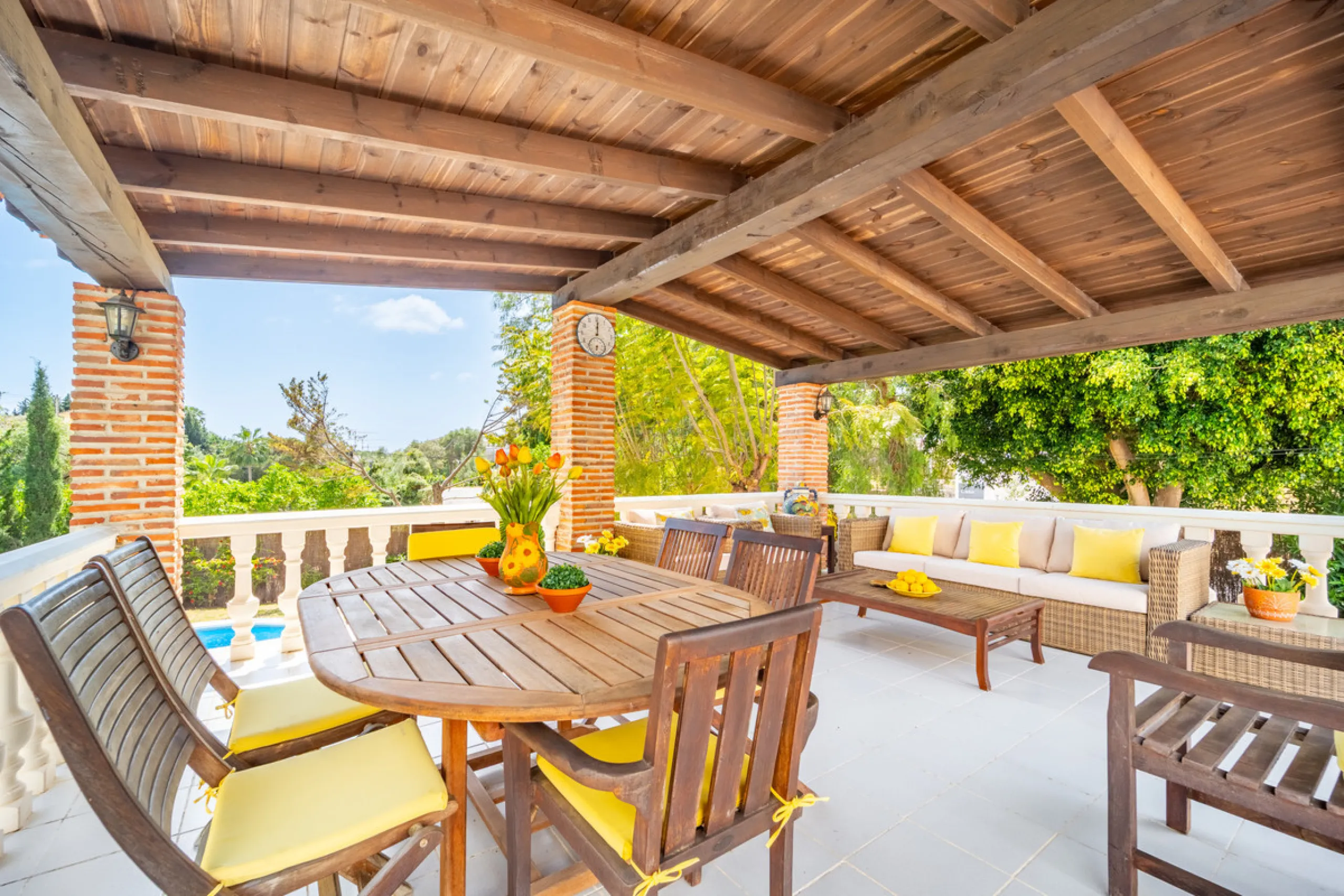 Nestled in the peaceful and well-established neighborhood of El Rosario, this charming villa offers a warm and inviting atmosphere, ideal for those seeking comfort and privacy. Set on a generous plot of 1,343 square meters, the property features four bedr