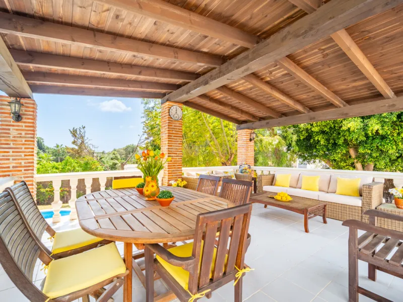 Nestled in the peaceful and well-established neighborhood of El Rosario, this charming villa offers a warm and inviting atmosphere, ideal for those seeking comfort and privacy. Set on a generous plot of 1,343 square meters, the property features four bedr