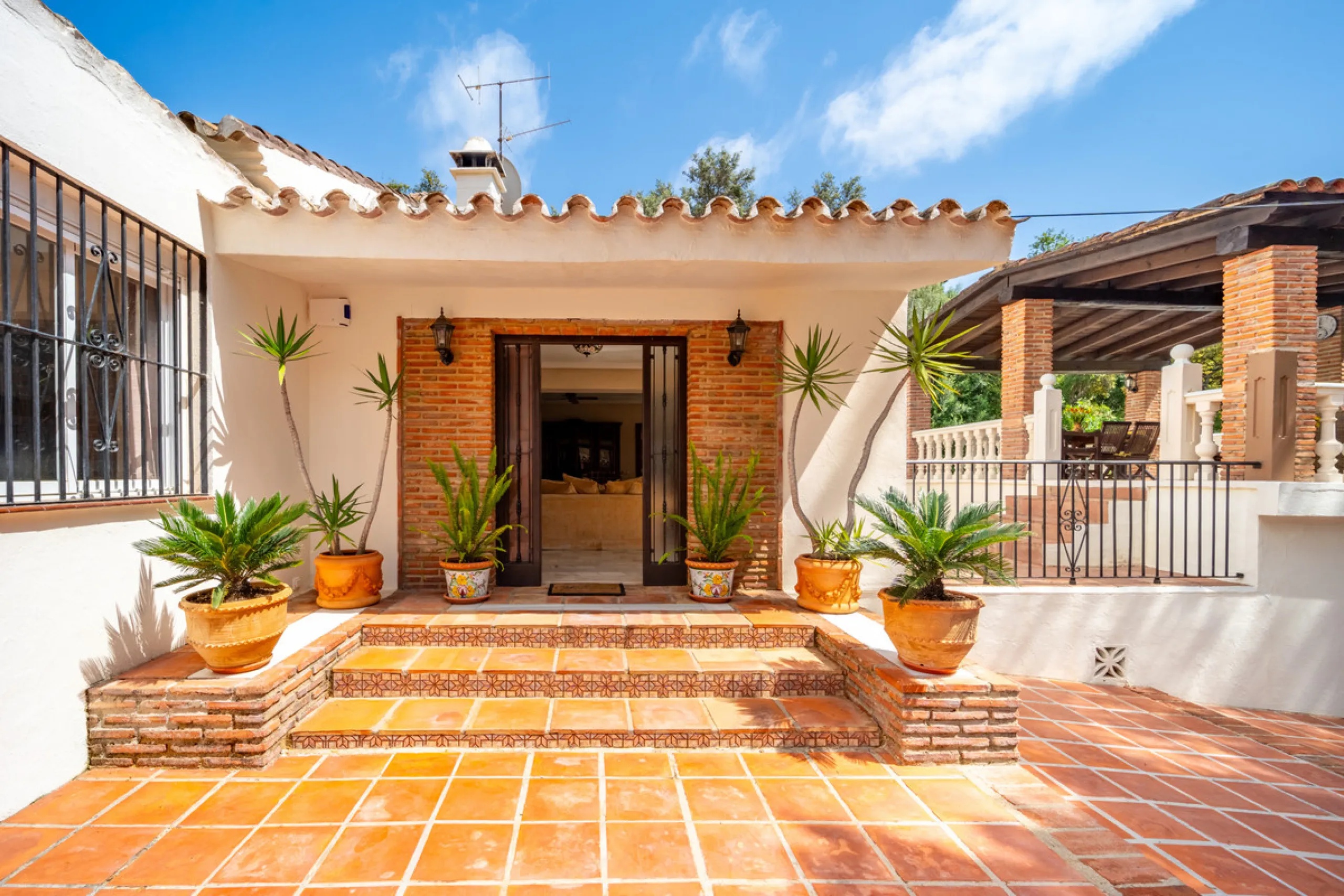 Nestled in the peaceful and well-established neighborhood of El Rosario, this charming villa offers a warm and inviting atmosphere, ideal for those seeking comfort and privacy. Set on a generous plot of 1,343 square meters, the property features four bedr