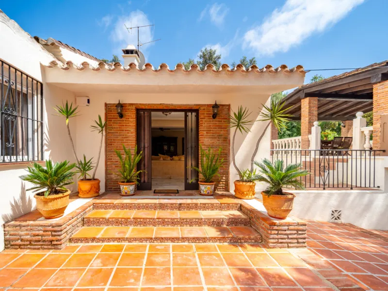Nestled in the peaceful and well-established neighborhood of El Rosario, this charming villa offers a warm and inviting atmosphere, ideal for those seeking comfort and privacy. Set on a generous plot of 1,343 square meters, the property features four bedr