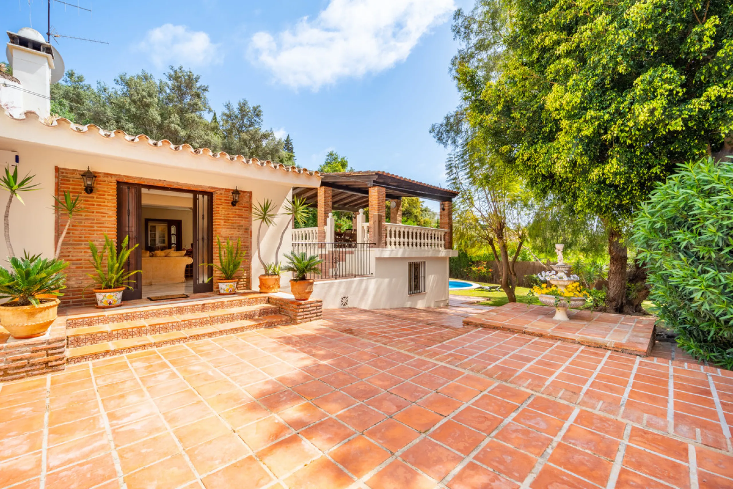 Nestled in the peaceful and well-established neighborhood of El Rosario, this charming villa offers a warm and inviting atmosphere, ideal for those seeking comfort and privacy. Set on a generous plot of 1,343 square meters, the property features four bedr
