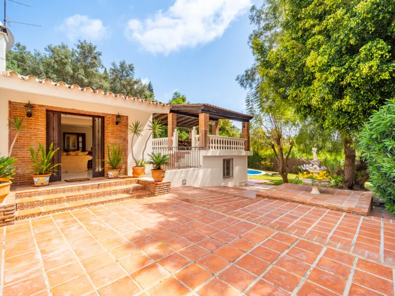 Nestled in the peaceful and well-established neighborhood of El Rosario, this charming villa offers a warm and inviting atmosphere, ideal for those seeking comfort and privacy. Set on a generous plot of 1,343 square meters, the property features four bedr