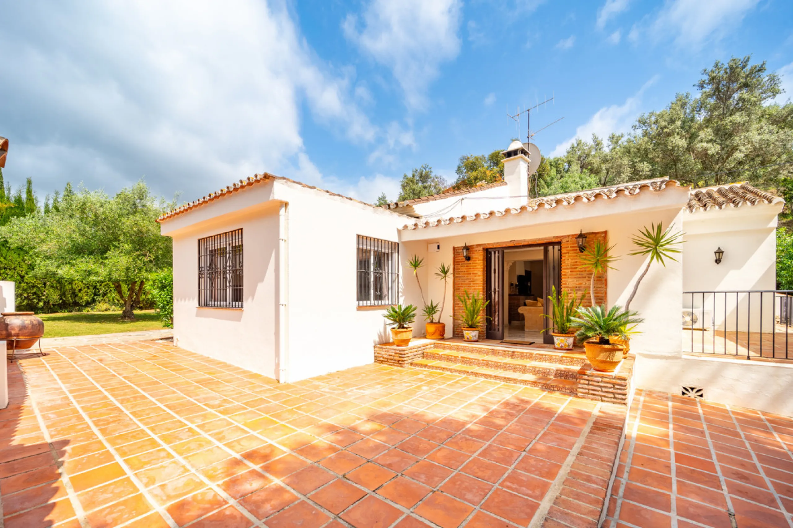 Nestled in the peaceful and well-established neighborhood of El Rosario, this charming villa offers a warm and inviting atmosphere, ideal for those seeking comfort and privacy. Set on a generous plot of 1,343 square meters, the property features four bedr