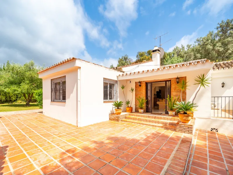 Nestled in the peaceful and well-established neighborhood of El Rosario, this charming villa offers a warm and inviting atmosphere, ideal for those seeking comfort and privacy. Set on a generous plot of 1,343 square meters, the property features four bedr