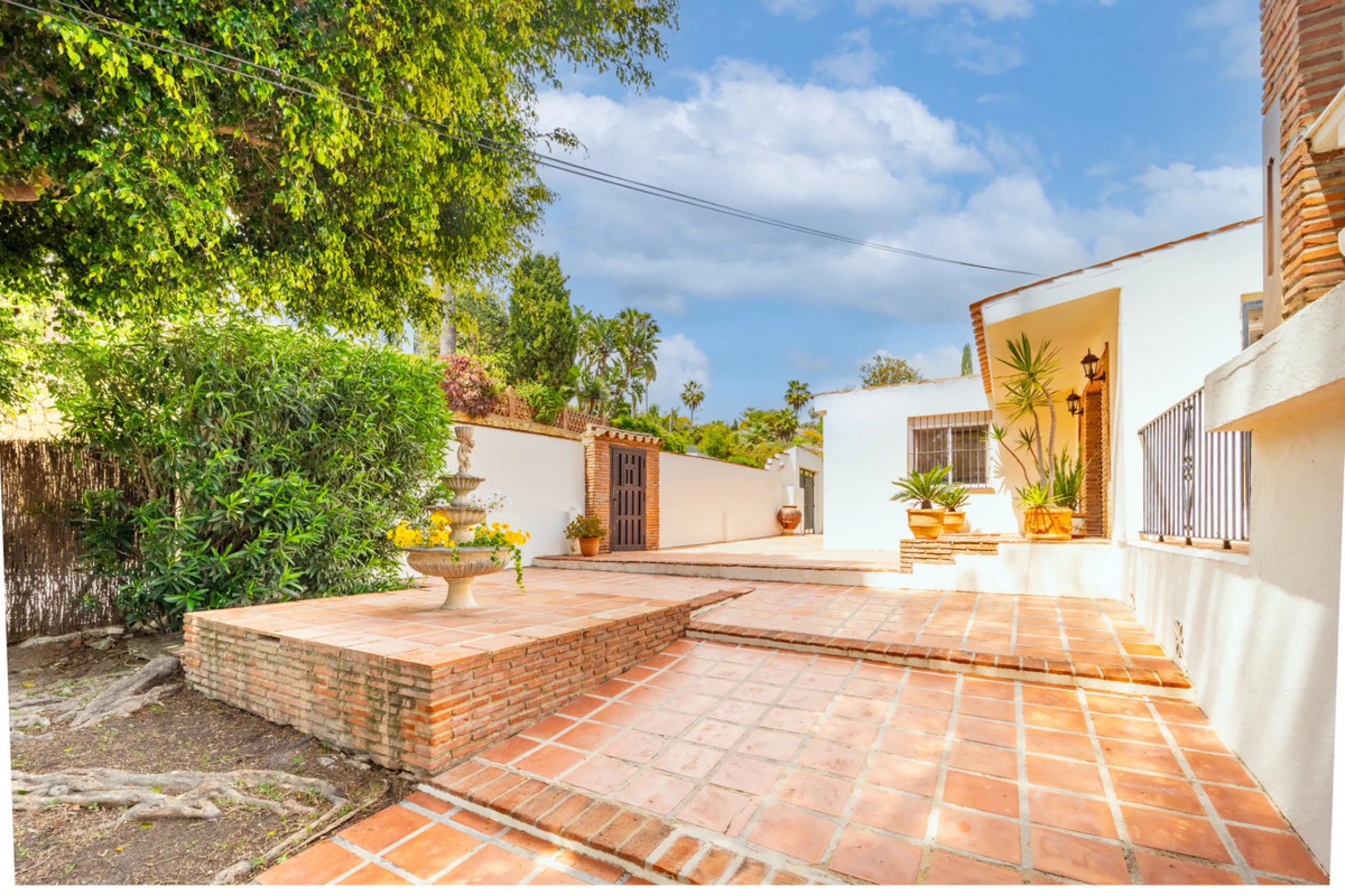Nestled in the peaceful and well-established neighborhood of El Rosario, this charming villa offers a warm and inviting atmosphere, ideal for those seeking comfort and privacy. Set on a generous plot of 1,343 square meters, the property features four bedr