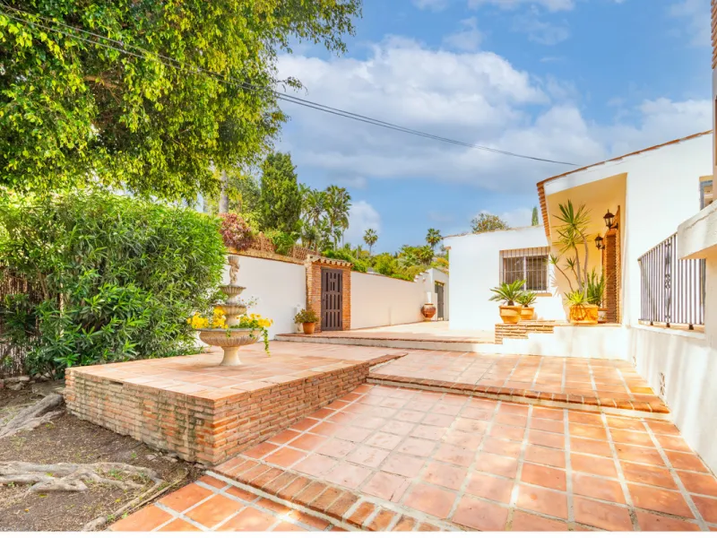 Nestled in the peaceful and well-established neighborhood of El Rosario, this charming villa offers a warm and inviting atmosphere, ideal for those seeking comfort and privacy. Set on a generous plot of 1,343 square meters, the property features four bedr