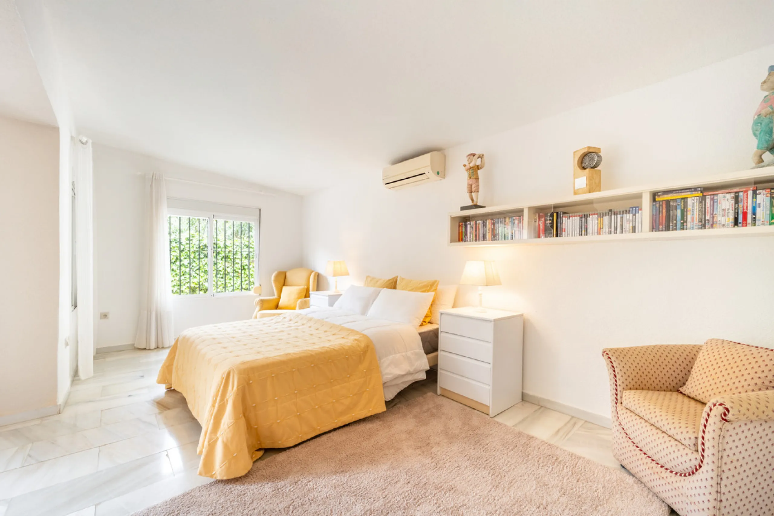 Nestled in the peaceful and well-established neighborhood of El Rosario, this charming villa offers a warm and inviting atmosphere, ideal for those seeking comfort and privacy. Set on a generous plot of 1,343 square meters, the property features four bedr