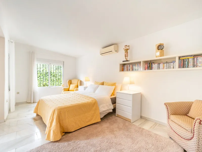 Nestled in the peaceful and well-established neighborhood of El Rosario, this charming villa offers a warm and inviting atmosphere, ideal for those seeking comfort and privacy. Set on a generous plot of 1,343 square meters, the property features four bedr