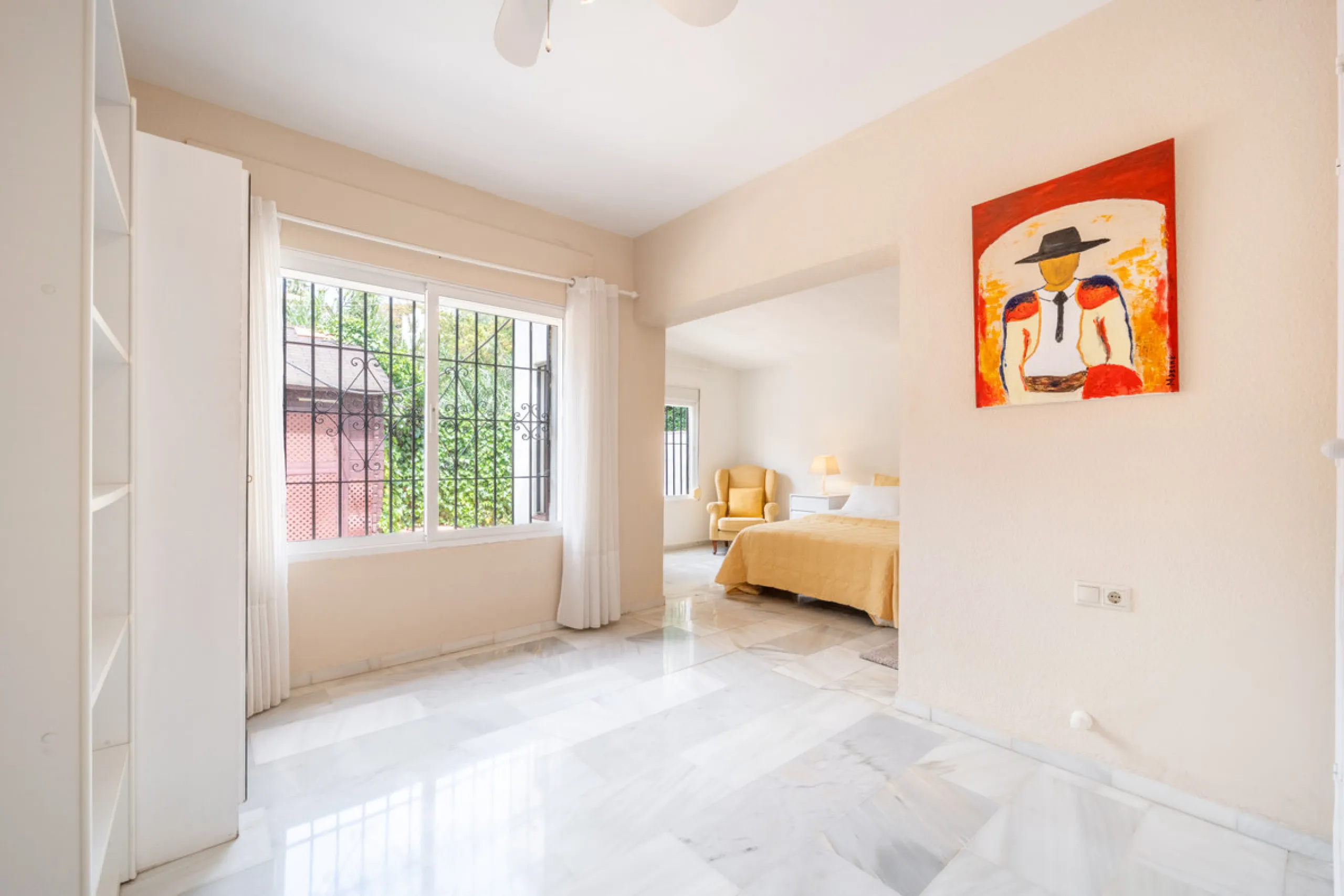 Nestled in the peaceful and well-established neighborhood of El Rosario, this charming villa offers a warm and inviting atmosphere, ideal for those seeking comfort and privacy. Set on a generous plot of 1,343 square meters, the property features four bedr