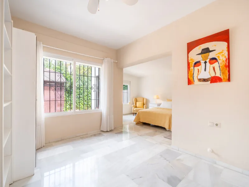 Nestled in the peaceful and well-established neighborhood of El Rosario, this charming villa offers a warm and inviting atmosphere, ideal for those seeking comfort and privacy. Set on a generous plot of 1,343 square meters, the property features four bedr