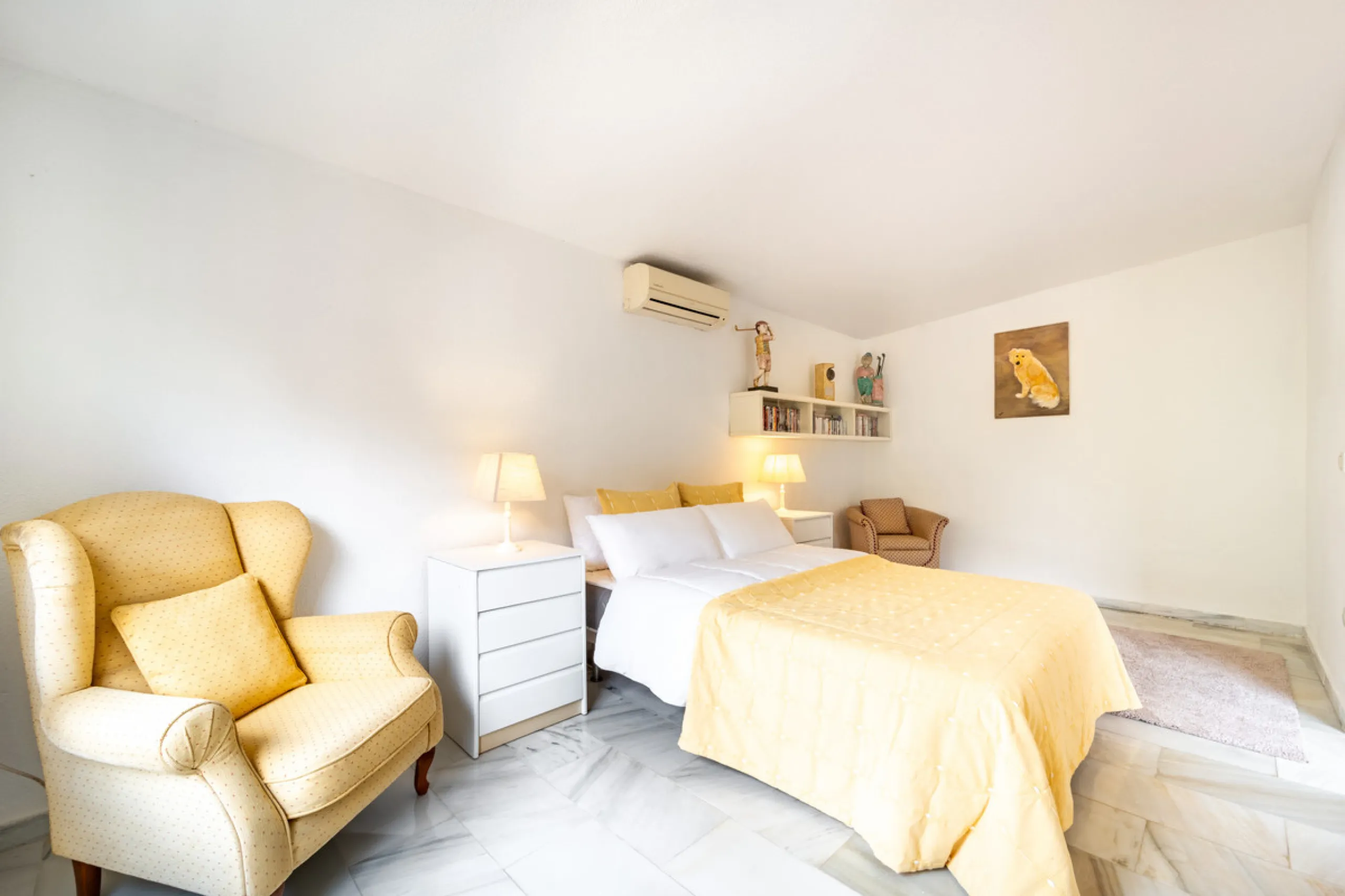 Nestled in the peaceful and well-established neighborhood of El Rosario, this charming villa offers a warm and inviting atmosphere, ideal for those seeking comfort and privacy. Set on a generous plot of 1,343 square meters, the property features four bedr