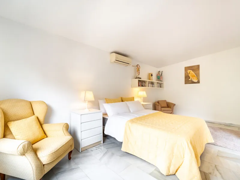 Nestled in the peaceful and well-established neighborhood of El Rosario, this charming villa offers a warm and inviting atmosphere, ideal for those seeking comfort and privacy. Set on a generous plot of 1,343 square meters, the property features four bedr