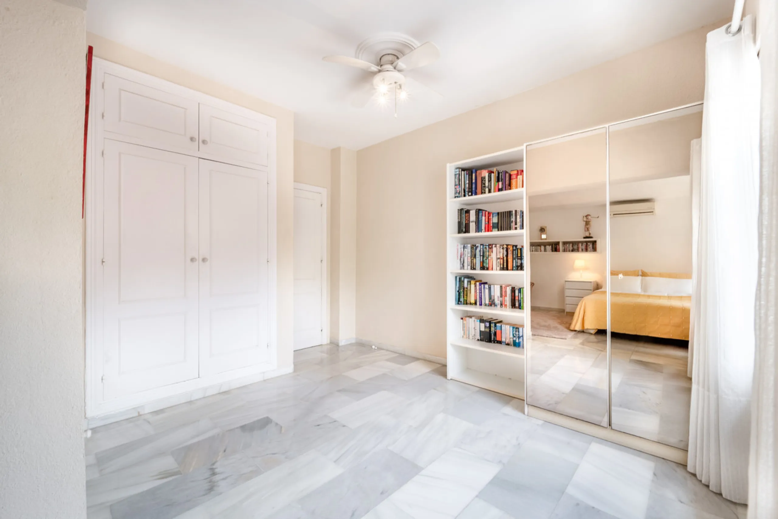Nestled in the peaceful and well-established neighborhood of El Rosario, this charming villa offers a warm and inviting atmosphere, ideal for those seeking comfort and privacy. Set on a generous plot of 1,343 square meters, the property features four bedr