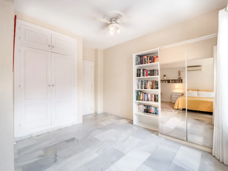 Nestled in the peaceful and well-established neighborhood of El Rosario, this charming villa offers a warm and inviting atmosphere, ideal for those seeking comfort and privacy. Set on a generous plot of 1,343 square meters, the property features four bedr