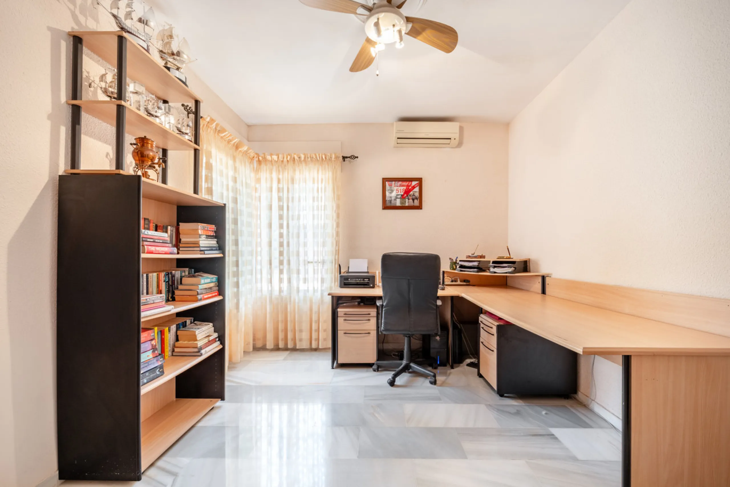 Nestled in the peaceful and well-established neighborhood of El Rosario, this charming villa offers a warm and inviting atmosphere, ideal for those seeking comfort and privacy. Set on a generous plot of 1,343 square meters, the property features four bedr