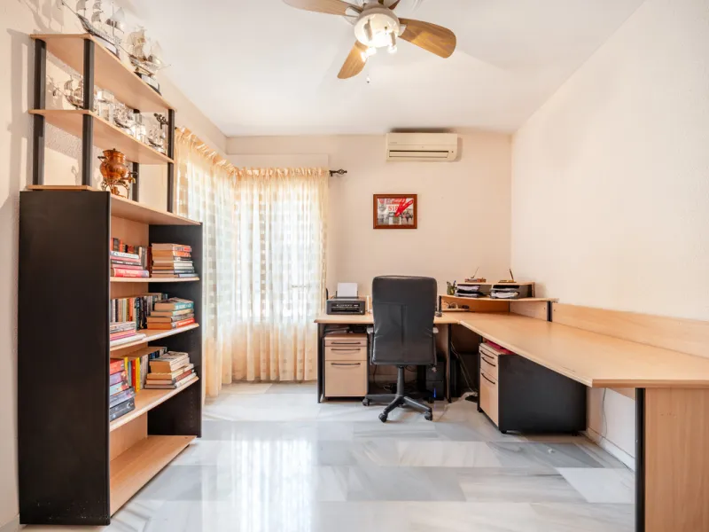 Nestled in the peaceful and well-established neighborhood of El Rosario, this charming villa offers a warm and inviting atmosphere, ideal for those seeking comfort and privacy. Set on a generous plot of 1,343 square meters, the property features four bedr