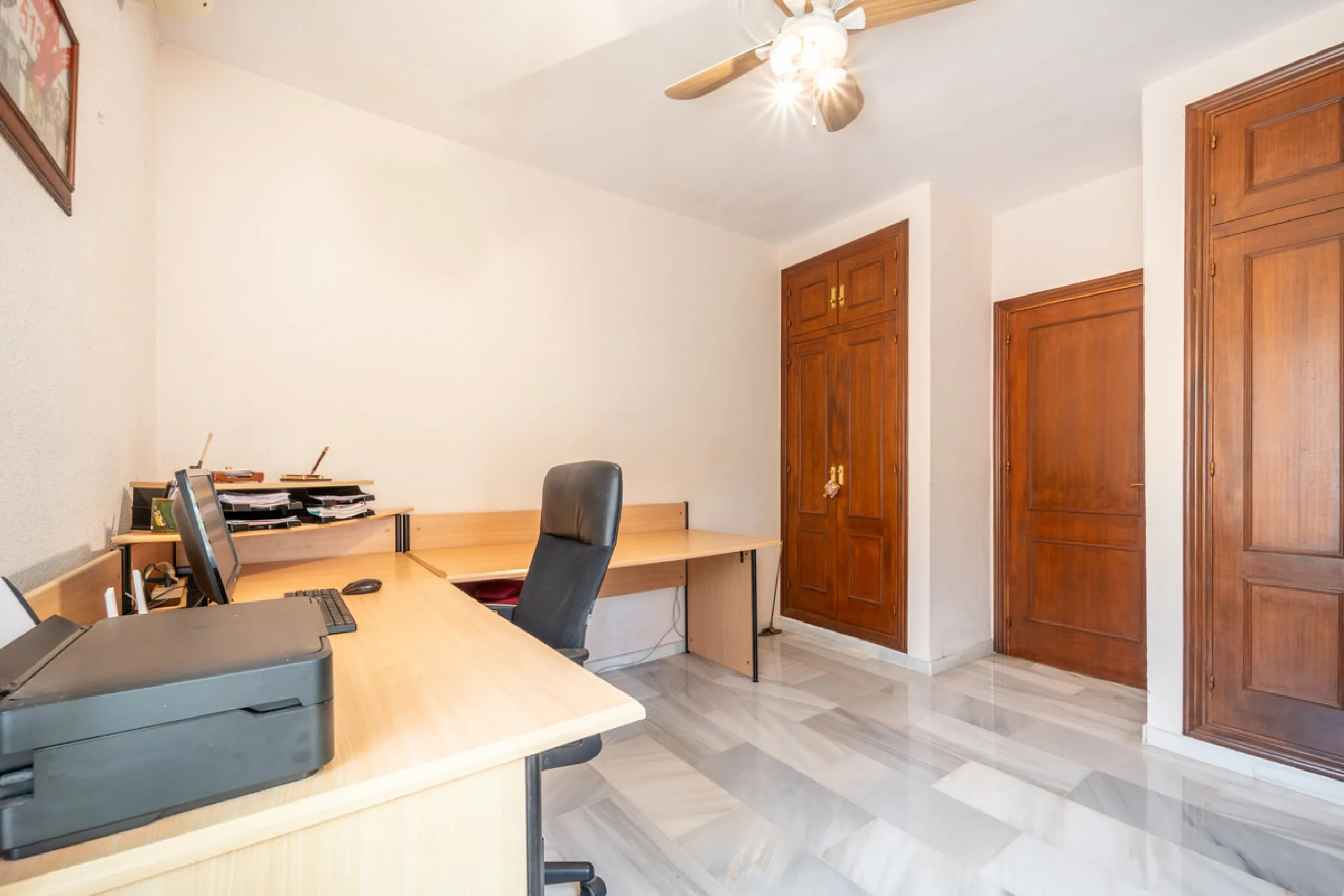 Nestled in the peaceful and well-established neighborhood of El Rosario, this charming villa offers a warm and inviting atmosphere, ideal for those seeking comfort and privacy. Set on a generous plot of 1,343 square meters, the property features four bedr