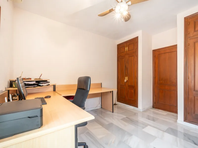 Nestled in the peaceful and well-established neighborhood of El Rosario, this charming villa offers a warm and inviting atmosphere, ideal for those seeking comfort and privacy. Set on a generous plot of 1,343 square meters, the property features four bedr
