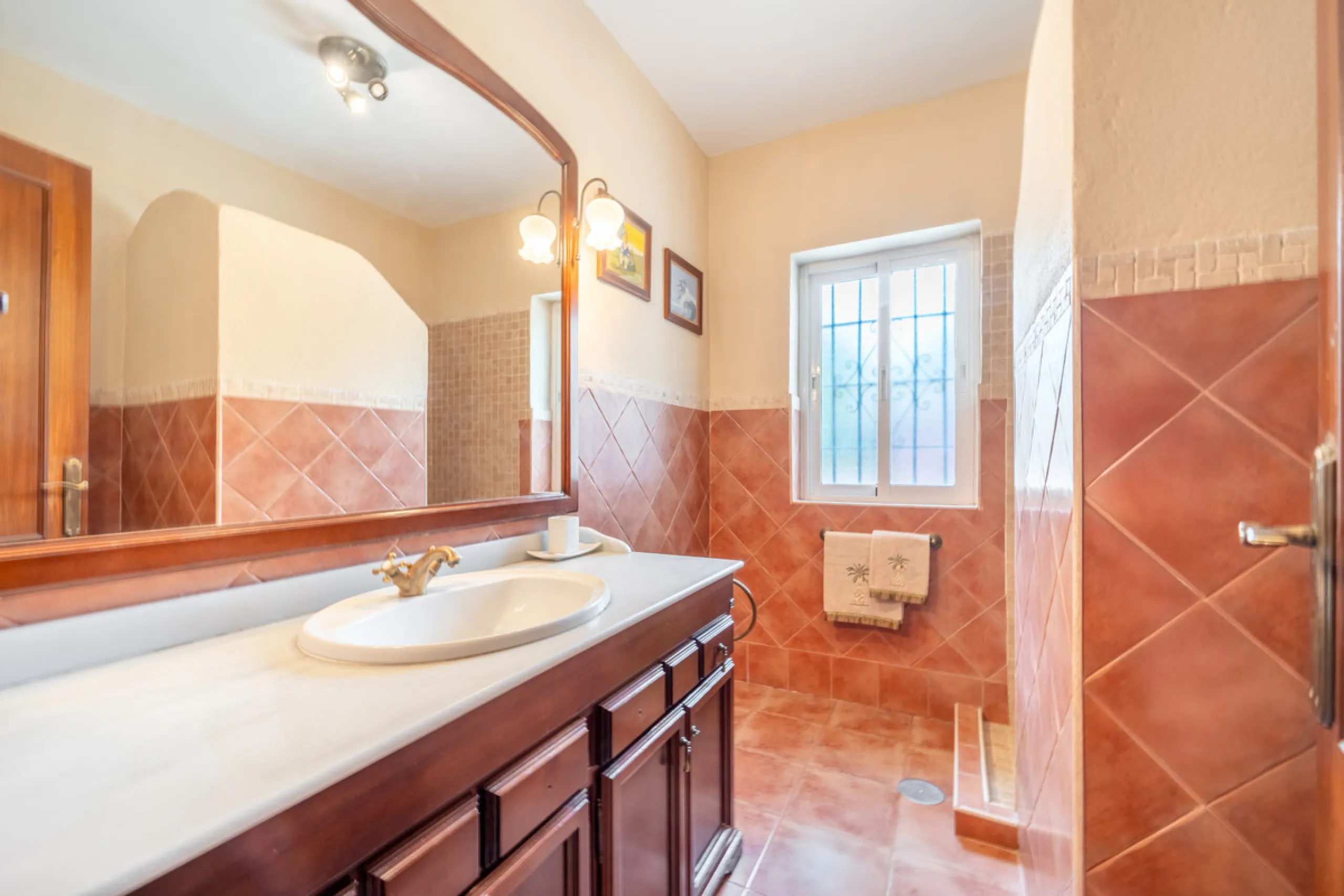 Nestled in the peaceful and well-established neighborhood of El Rosario, this charming villa offers a warm and inviting atmosphere, ideal for those seeking comfort and privacy. Set on a generous plot of 1,343 square meters, the property features four bedr