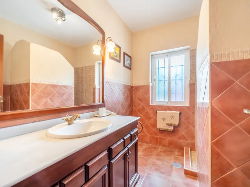 Nestled in the peaceful and well-established neighborhood of El Rosario, this charming villa offers a warm and inviting atmosphere, ideal for those seeking comfort and privacy. Set on a generous plot of 1,343 square meters, the property features four bedr