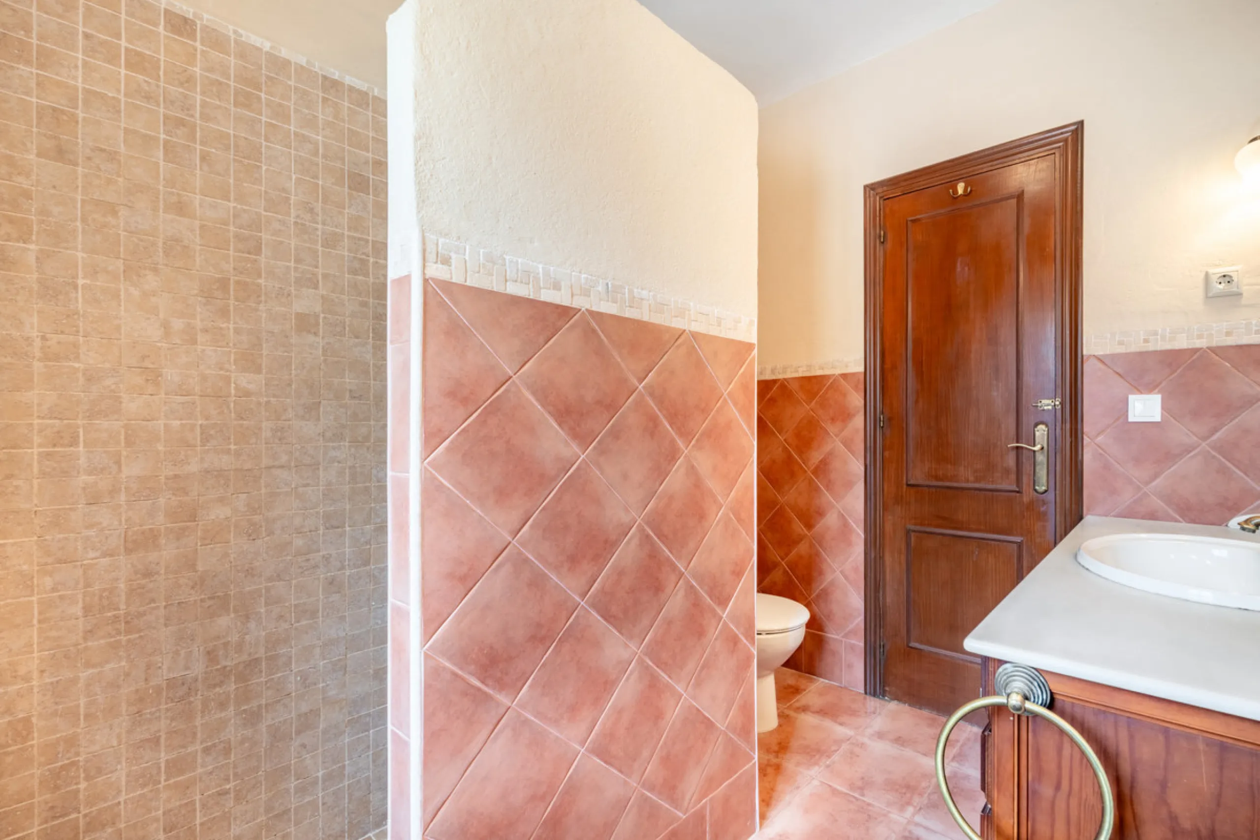 Nestled in the peaceful and well-established neighborhood of El Rosario, this charming villa offers a warm and inviting atmosphere, ideal for those seeking comfort and privacy. Set on a generous plot of 1,343 square meters, the property features four bedr