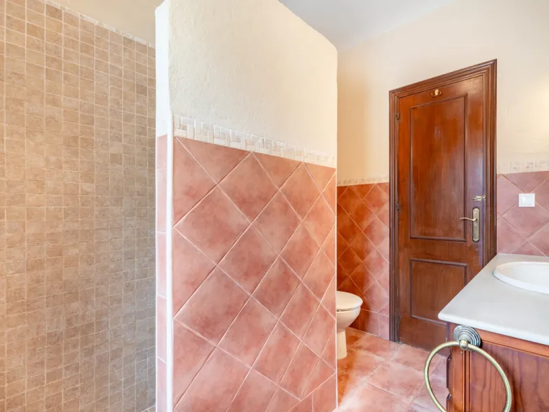 Nestled in the peaceful and well-established neighborhood of El Rosario, this charming villa offers a warm and inviting atmosphere, ideal for those seeking comfort and privacy. Set on a generous plot of 1,343 square meters, the property features four bedr