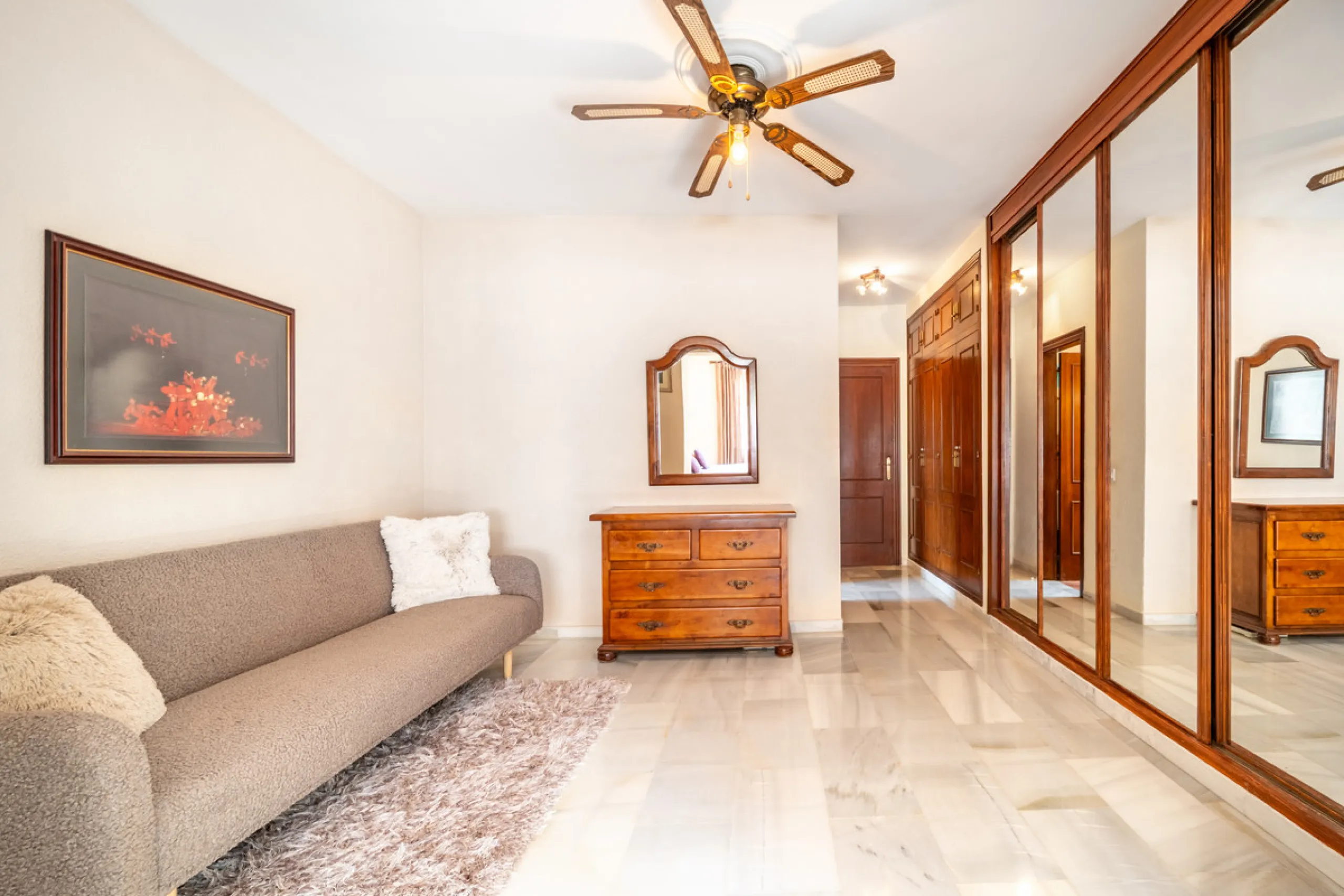 Nestled in the peaceful and well-established neighborhood of El Rosario, this charming villa offers a warm and inviting atmosphere, ideal for those seeking comfort and privacy. Set on a generous plot of 1,343 square meters, the property features four bedr