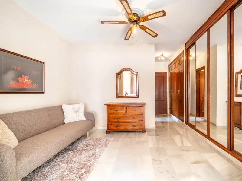 Nestled in the peaceful and well-established neighborhood of El Rosario, this charming villa offers a warm and inviting atmosphere, ideal for those seeking comfort and privacy. Set on a generous plot of 1,343 square meters, the property features four bedr